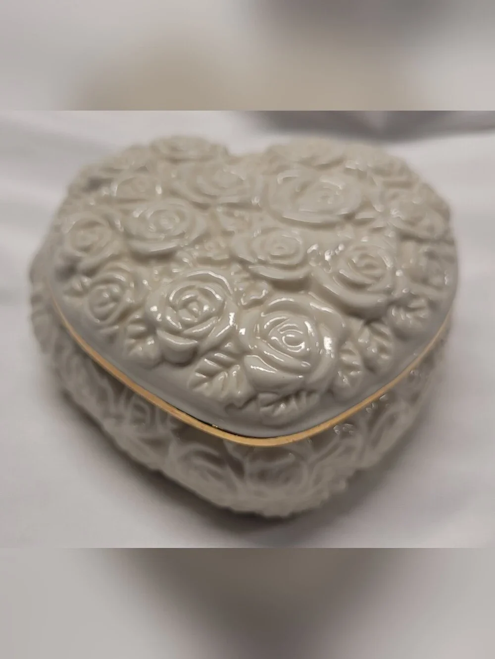 Lenox Porcelain Roses Heart Shaped Off White 24K Gold Trim Vanity Trinket Box